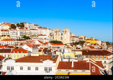 Blick auf das Viertel Alfama, in dem sich die Kathedrale von Sé befindet Gelegen in Lissabon in Portugal Stockfoto