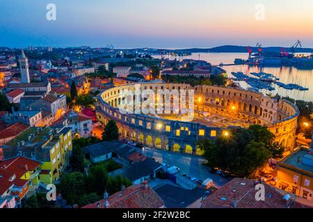 Sonnenuntergang Luftaufnahme des römischen Amphitheaters in Pula, Kroatien Stockfoto