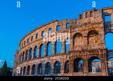 Sonnenuntergang Luftaufnahme des römischen Amphitheaters in Pula, Kroatien Stockfoto