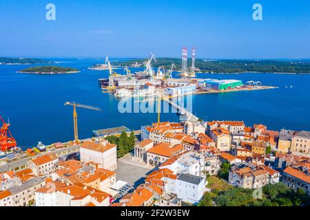 Stadtbild des Industriehafens in Pula, Kroatien Stockfoto