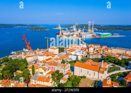 Stadtbild des Industriehafens in Pula, Kroatien Stockfoto