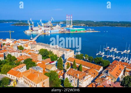 Stadtbild des Industriehafens in Pula, Kroatien Stockfoto