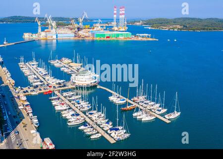 Luftaufnahme des Industriehafens in Pula, Kroatien Stockfoto