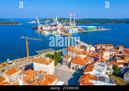 Stadtbild des Industriehafens in Pula, Kroatien Stockfoto