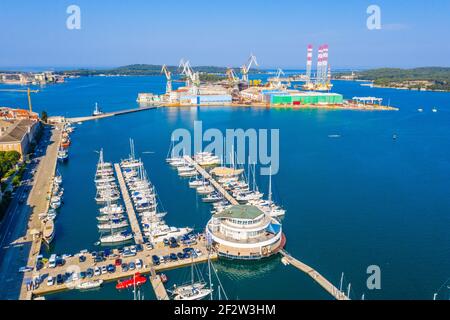 Luftaufnahme des Industriehafens in Pula, Kroatien Stockfoto