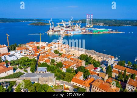 Stadtbild des Industriehafens in Pula, Kroatien Stockfoto