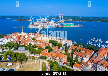 Stadtbild des Industriehafens in Pula, Kroatien Stockfoto