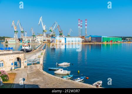 Stadtbild des Industriehafens in Pula, Kroatien Stockfoto