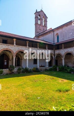 Kloster der Kirche und Kloster des Heiligen Franziskus in Pula, Kroatien Stockfoto