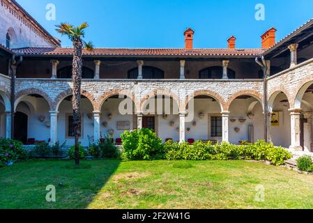 Kloster der Kirche und Kloster des Heiligen Franziskus in Pula, Kroatien Stockfoto