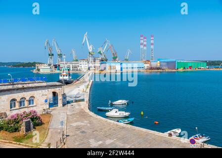 Stadtbild des Industriehafens in Pula, Kroatien Stockfoto