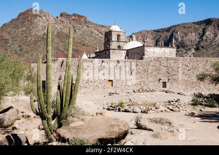 Missionskirche Mision de San Francisco Javier de Vigge Biaundo mit Kardankaktus, Baja California Sur, Mexiko Stockfoto