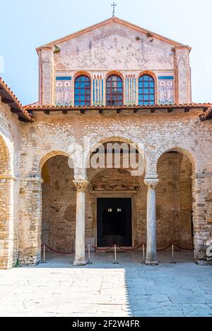 Atrium der Bischofsbasilika in Porec Stockfoto