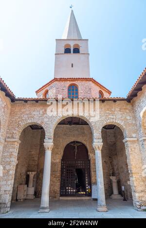 Atrium der Bischofsbasilika in Porec Stockfoto