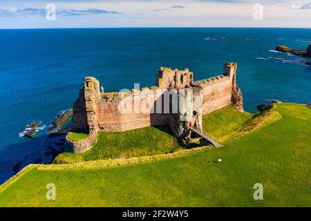 North Berwick, Schottland, Großbritannien. 13. März 2021. Am Samstag sieht man Sonnenschein und blauen Himmel mit einem stürmischen Wind über Tantallon Castle hoch über Meeresklippen außerhalb von North Berwick in East Lothian thront. Leider bleibt die Burg während der Coronavirus-Sperre für die Öffentlichkeit geschlossen. Iain Masterton/Alamy Live News Stockfoto