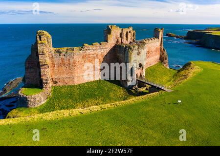 Luftaufnahme von Tantallon Castle hoch über den Klippen von East Lothian, Schottland, Großbritannien Stockfoto