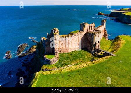 Luftaufnahme von Tantallon Castle hoch über den Klippen von East Lothian, Schottland, Großbritannien Stockfoto