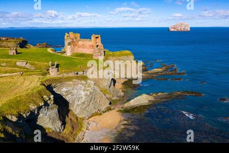 Luftaufnahme von Tantallon Castle hoch über den Klippen von East Lothian, Schottland, Großbritannien Stockfoto