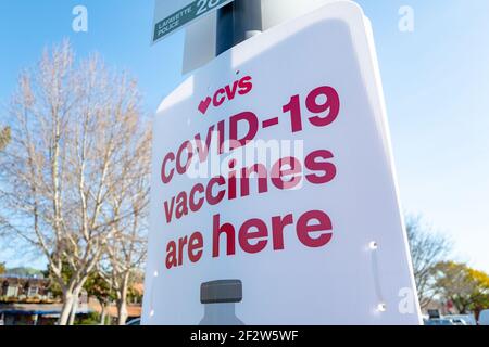 Schild mit der Ankündigung, dass Covid-19-Impfstoffe hier in einer CVS-Apotheke in Lafayette, Kalifornien, am 5. März 2021 sind. () Stockfoto