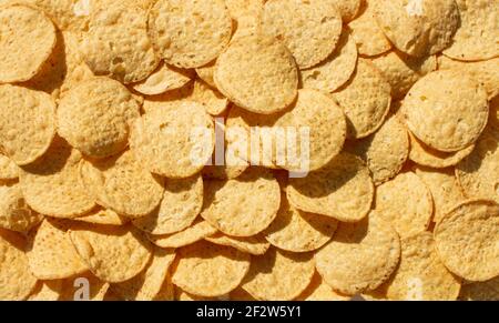 Große, runde, mexikanische Nacho-Tortilla-Gruppe Chips Stockfoto