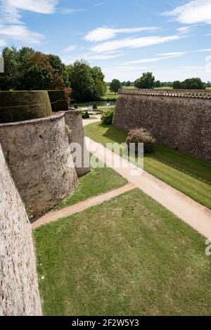 Die formalen Gärten und der Fluss Loir vom Schloss aus gesehen Le Lude Stockfoto