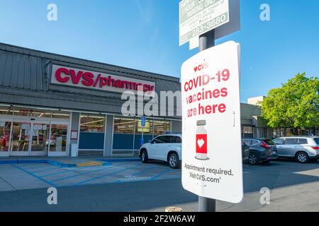 Schild mit der Ankündigung, dass Covid-19-Impfstoffe hier in einer CVS-Apotheke in Lafayette, Kalifornien, am 5. März 2021 sind. () Stockfoto