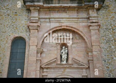 Steinfassade architektonisches Detail der Kathedrale Notre Dame am Alten Hafen in La Ciotat, Bouches-du-Rhône Marseille, Frankreich. Stockfoto