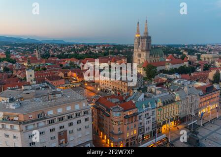 Sonnenuntergang Luftaufnahme von Ban Jelacic Platz in Zagreb, Kroatien Stockfoto