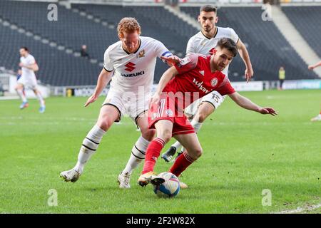 Paul Smyth von Accrington Stanley wird von Milton Keynes Dons Kapitän Dean Lewington während der ersten Hälfte des Sky Bet League 1-Spiels zwischen MK Dons und Accrington Stanley im Stadium MK, Milton Keynes am Samstag, den 13th. März 2021, herausgefordert. (Kredit: John Cripps - MI News) Kredit: MI Nachrichten & Sport /Alamy Live Nachrichten Stockfoto