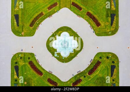 Brunnen vor dem gelben Kunstpavillon in Zagreb, Kroatien Stockfoto