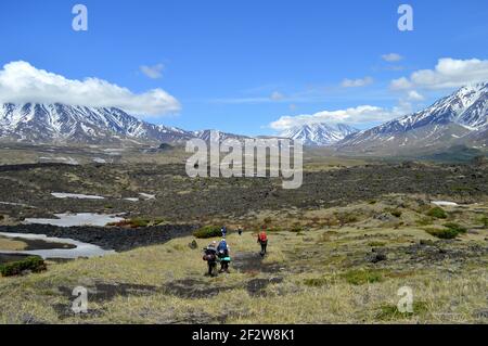 Eine mehrtägige Wanderung auf Lava in der Nähe des Tolbachik Vulkans Kamtschatka Stockfoto