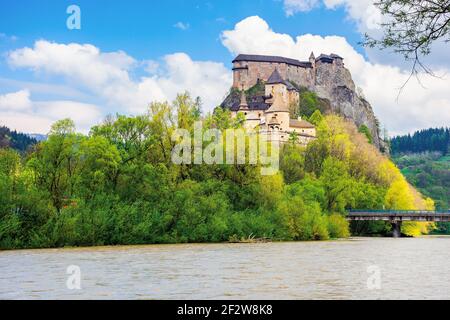 oravsky podzamok, slowakei - 01. MAI 2019: oravsky Schloss auf dem Hügel in der Nähe des Flusses. Beliebtes Reiseziel. Schöne Frühlingsszenerie in dapp Stockfoto