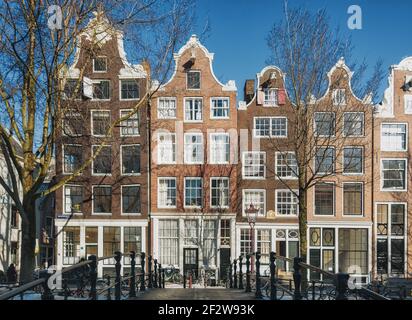 Amsterdam, Niederlande, 12. Februar 2021: Typische Kanalhäuser an der Brouwersgracht in der Altstadt von Amsterdam Stockfoto