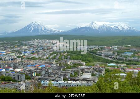 Ein Panoramablick auf Petropavlovsk-Kamtschatsky vor der Kulisse von schneebedeckten Vulkanen, Kamtschatka, Russland Stockfoto