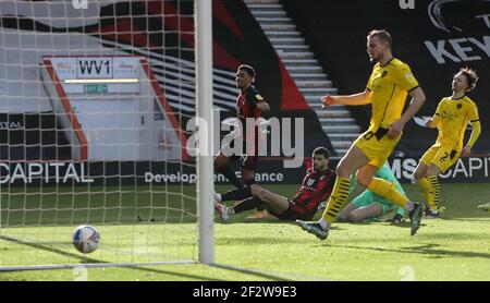 Dominic Solanke von AFC Bournemouth punktet beim Sky Bet Championship-Spiel im Vitality Stadium, Bournemouth, mit dem zweiten Tor ihres Spielers. Stockfoto