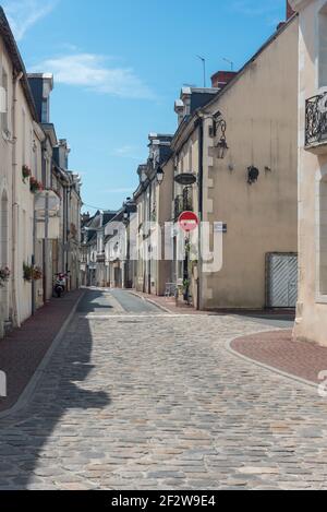 Eine gepflasterte Straße in der kleinen Stadt Le Lude Stockfoto