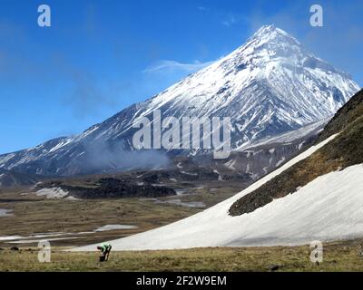 Eine mehrtägige Wanderung auf Lava in der Nähe des Tolbachik Vulkans bei Kamtschatka Stockfoto