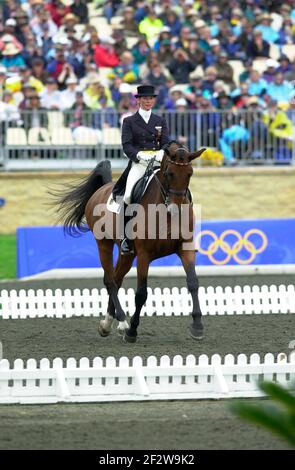 Alexandra Simmons de Ridder aus Deutschland reitet Chacomo in Dressur bei den Olympischen Spielen, Sydney 2000g Stockfoto