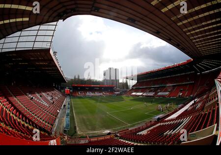 Gesamtansicht der Action von einem leeren Stand während des Sky Bet League One Spiels im The Valley, London. Stockfoto