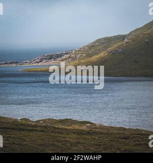 Fußweg zur Klippe Traelanipan und zum See Sorvagsvatn auf der Insel Vagar. Leitisvatn oder Sorvagsvatn ist der größte See auf den Färöern Stockfoto