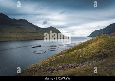 Färöer Inseln Luftdrohnenansicht der Berglandschaft von Kunoy, Blick von Klaksvik im nordatlantik Stockfoto