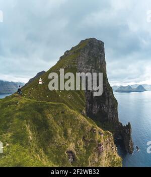 Kalsoy Insel mit Kallur Leuchtturm auf den Färöer Inseln, Dänemark, Europa. Wolken über hohen Klippen, türkisfarbenes Atlantisches Meer und spektakuläre Aussichten. Stockfoto