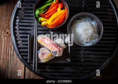 Vorbereitung Frühlingsrollen aus frischem Gemüse. Vietnamesische Küche. Stockfoto