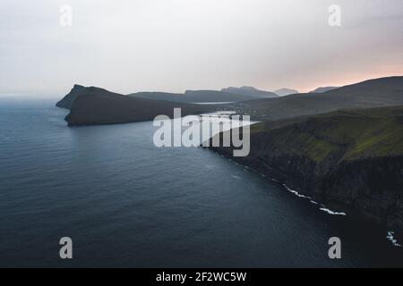 Blick von der fliegenden Drohne. Erstaunliche Morgenszene von Vagar, Färöer-Inseln, Dänemark, Europa. Erstaunlicher Sommersonnenaufgang auf dem Atlantischen Ozean. Stockfoto