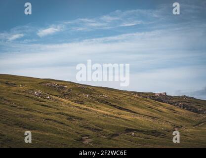 Fußweg zur Klippe Traelanipan und zum See Sorvagsvatn auf der Insel Vagar. Leitisvatn oder Sorvagsvatn ist der größte See auf den Färöern Stockfoto