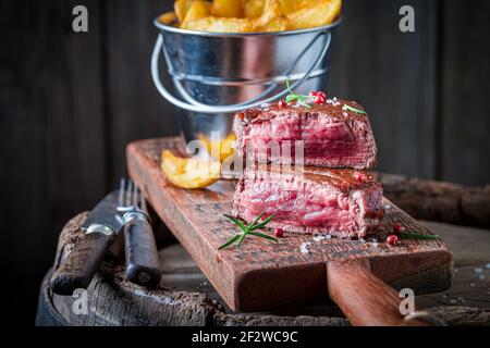 Köstliche mittelseltene Steaks und Chips mit Salz und Rosmarin. Amerikanische Küche. Stockfoto