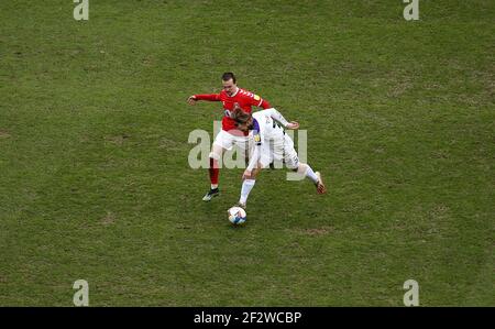 Charlton Athletic's Liam Millar (links) und Shrewsbury Town's Harry Chapman kämpfen um den Ball während des Sky Bet League One Matches im Valley, London. Stockfoto