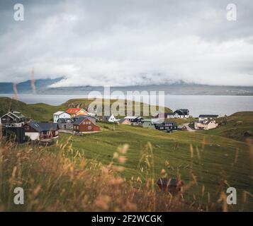 Ein kleines Dorf auf einer der Färöer Inseln. Das düstere Wetter. Nebel. Stockfoto