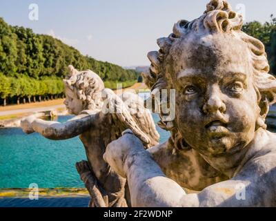 Detail des Brunnens von Venus und Adonis mit dem Gesicht eines geflügelten Marmor-Cherubs im Vordergrund, Königspalast von Caserta, Italien Stockfoto