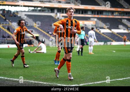 Hull City Keane Lewis-Potter feiert nach dem zweiten Tor seiner Seiten während des Sky Bet League One Match im KCOM Stadium, Hull. Stockfoto